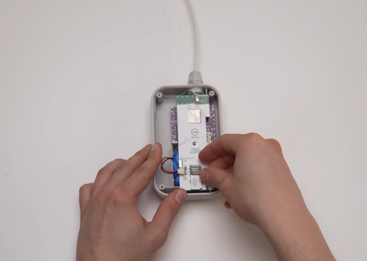 lắp sim cho bộ ghi áp suất đường ống không dây