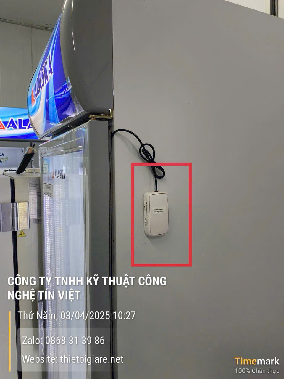 Dán nhiệt kế tự ghi Efento lên tủ lạnh vắc xin