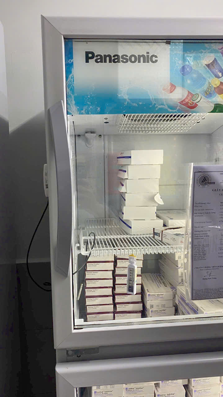 Lắp đặt nhiệt kế tự ghi Efento trên tủ lạnh vaccine