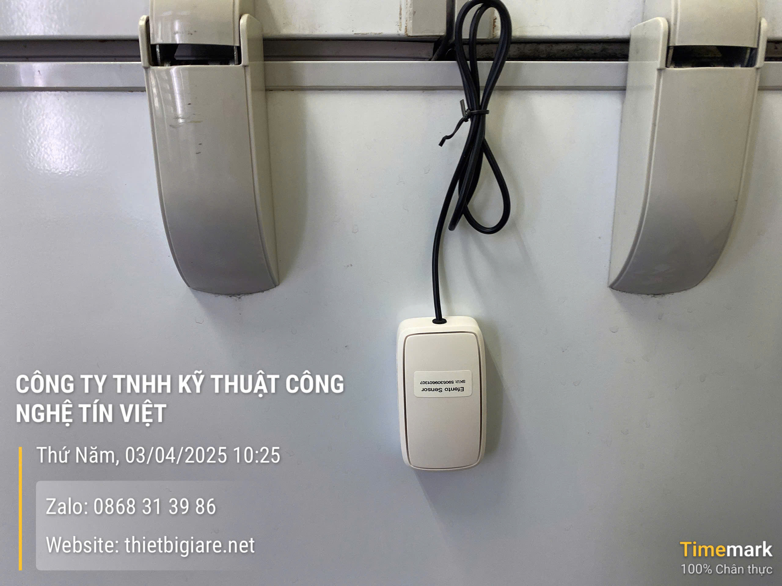Nhiệt kế tự ghi Efento gắn trên tủ đông